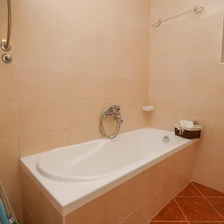 And Dona アパート マカルスカ